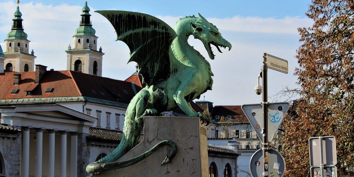 En av flere ljubljanaske drager i hovedstaden. Photo: Daniela Turcanu fra Pixabay