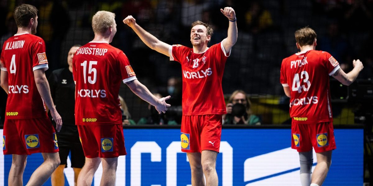 Spillere i Danmark feirer etter seier. Photo: Jesper Zerman / Bildbyrån